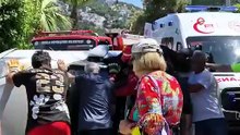 Duvara çarpan otomobil devrildi