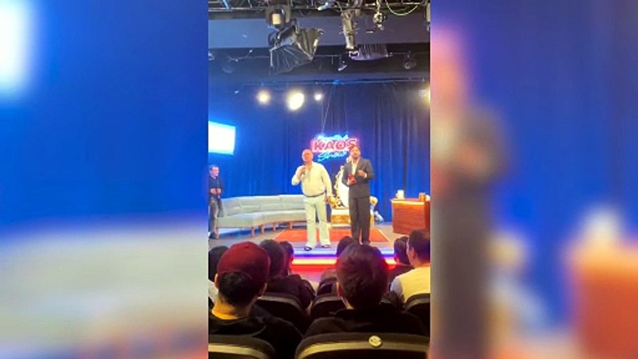 Ajdar’dan olay çıkış! Önce bağırdı sonra çiçeği sahneye savurdu