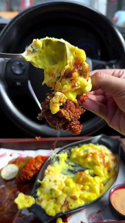 The Ultimate Combo of Lunch.! 😍🏻By @betterhalfcafe.dha 1. Mac n Cheese with Wings- That chee