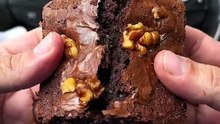 Luxuriously crafted heavy fudge brownies 😍🏻by @cocoaeclatofficial 1. Nuts about brownies- Th