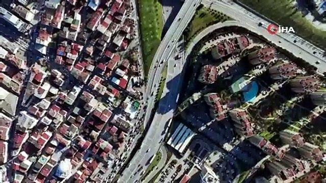 Bir cadde iki farklı yaşamı ayırıyor! İstanbul’un iki yüzü havadan görüntülendi