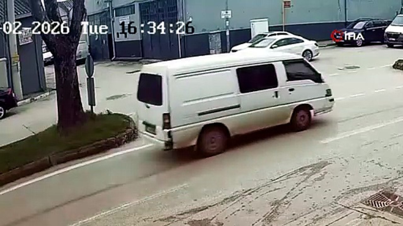 Bursa’da otomobil motosikletle çarpıştı