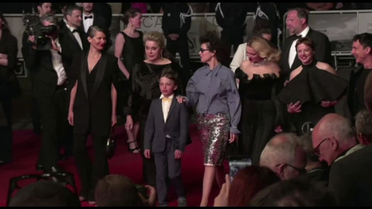 Cannes, Catherine Deneuve sul red carpet per "Gentle Monster"