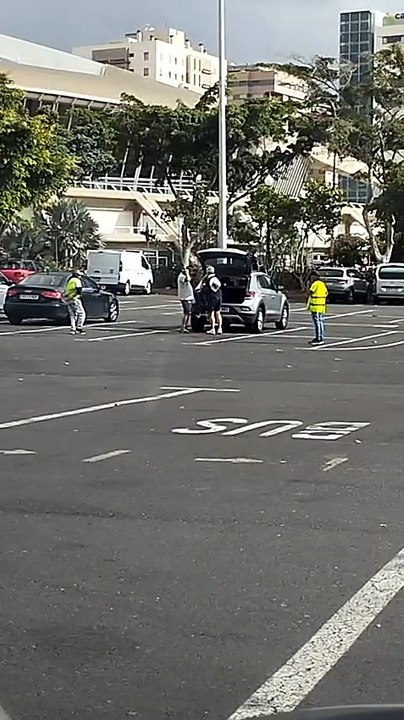 Graban la 'tensa' disputa de dos aparcacoches por el dinero de unos turistas en Santa Cruz de Tenerife
