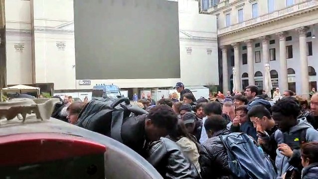 Milano, tutti pazzi per il Royal Pop: spintoni e grida in corso Vittorio Emanuele