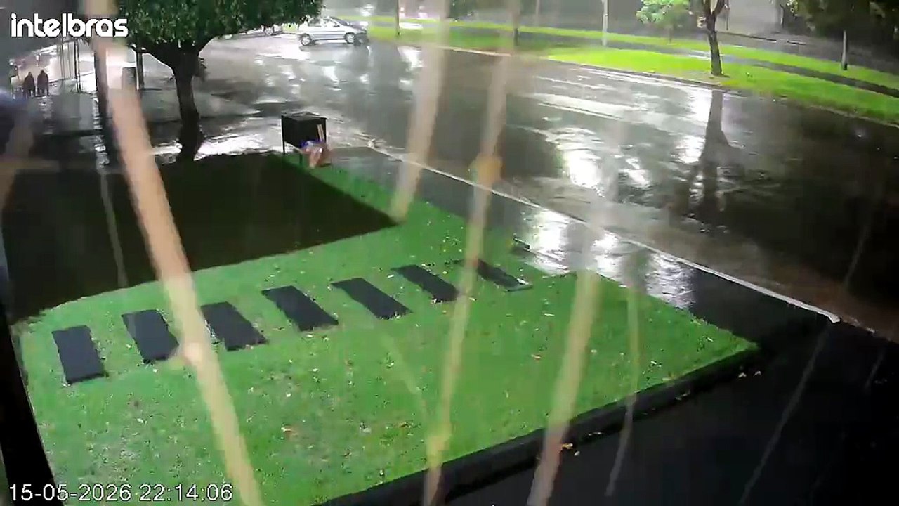 Motorista embriagado bate em retroescavadeira em Cruzeiro do Oeste