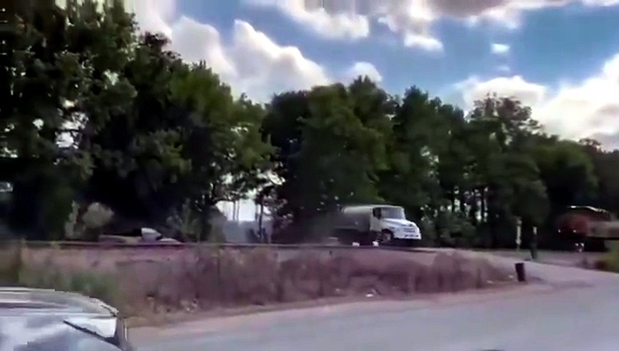 REGARDEZ : 🚂💥 Un train percute un camion septique en Virginie : le conducteur miraculé