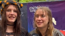 ESC-Warteschlange vor der Stadthalle: Wie ist die Stimmung im Regen?