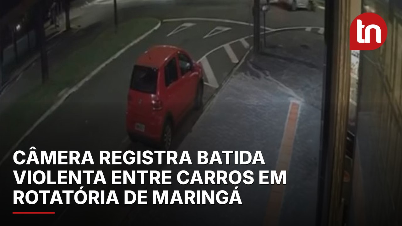 Câmera registra batida violenta entre carros em rotatória de Maringá