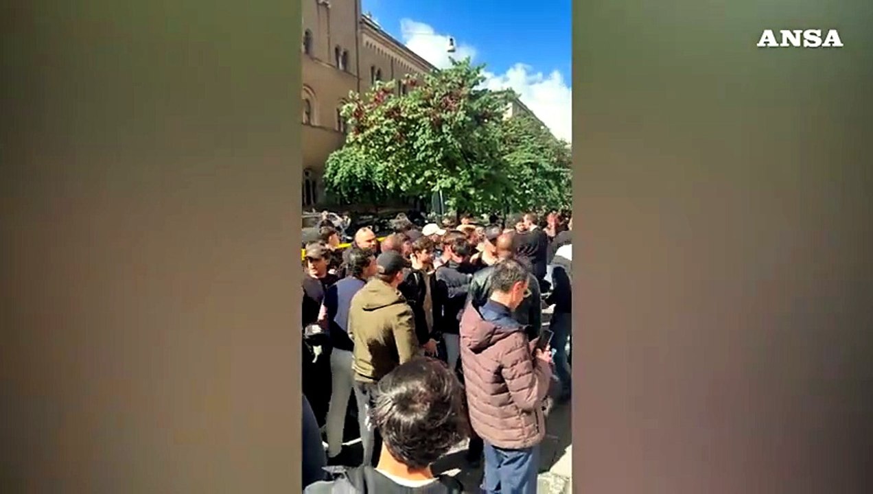 Anche a Roma in centinaia in coda per il lancio del nuovo orologio