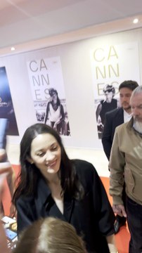 Vidéos - Une fan marche sur le pied de Marion Cotillard et rassure celle-ci avec Guillaume Canet dans le Palais des Festivals lors du 79ème Festival International du Film de Cannes, France, le 16 mai 2026 Agence / BESTIMAGE