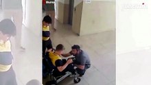 Müdür yardımcısı engelli öğrenciyi sırtında taşıdı!