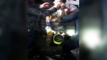 Madenciye emeklilik şakası; elbiseleri parçalandı, üzerine yağ döküldü