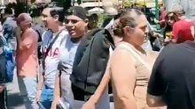 ⚽📒 En el Zócalo de Puebla, decenas de personas se reunieron para participar en un intercambio de estampas Panini. Niños y adultos convivieron en un ambiente familiar mientras buscaban completar sus álbumes y colecciones.