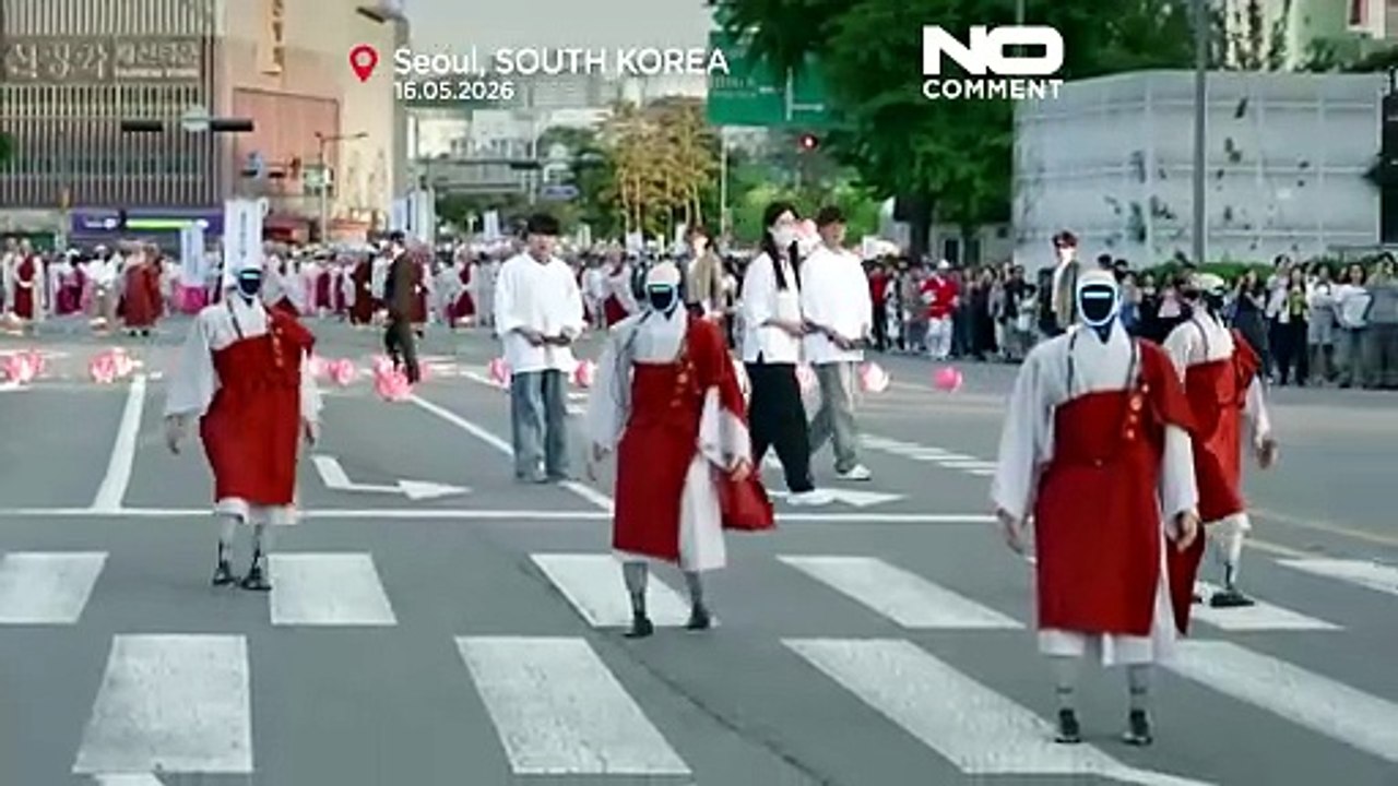 Südkorea: Tausende sehen zu, wie Roboter-Mönche durch historische Straßen Seouls ziehen