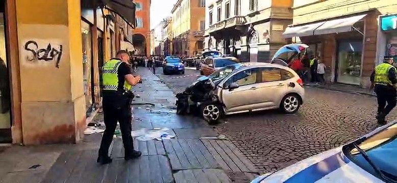 Modena, auto sulla folla in via Emilia centro: diversi feriti