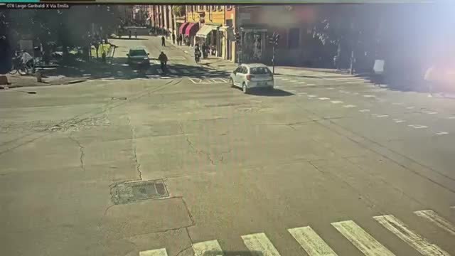 Modena, l'auto accelera e travolge i passanti: il video delle telecamere di sorveglianza