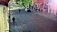 Italia: un conductor atropelló a una multitud en el centro de Modena CORTO