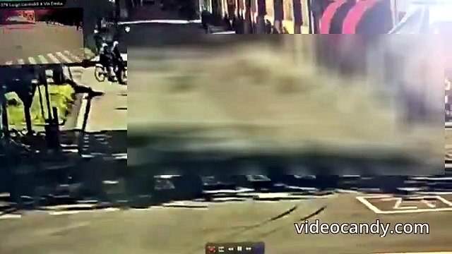 Modena, auto sulla folla: il video delle telecamere