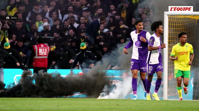 Après l'envahissement du terrain par plusieurs supporters, le match Nantes-Toulouse définitivement arrêté - Foot - Ligue 1