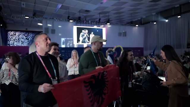 Incident në Vjenë, përfaqësues të Serbisë tentojnë t’ua largojnë gazetarëve flamurin e Kosovës