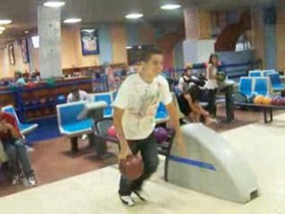 kevin fait du bowling
