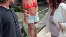 Critican a una mujer por usar bikini en público!