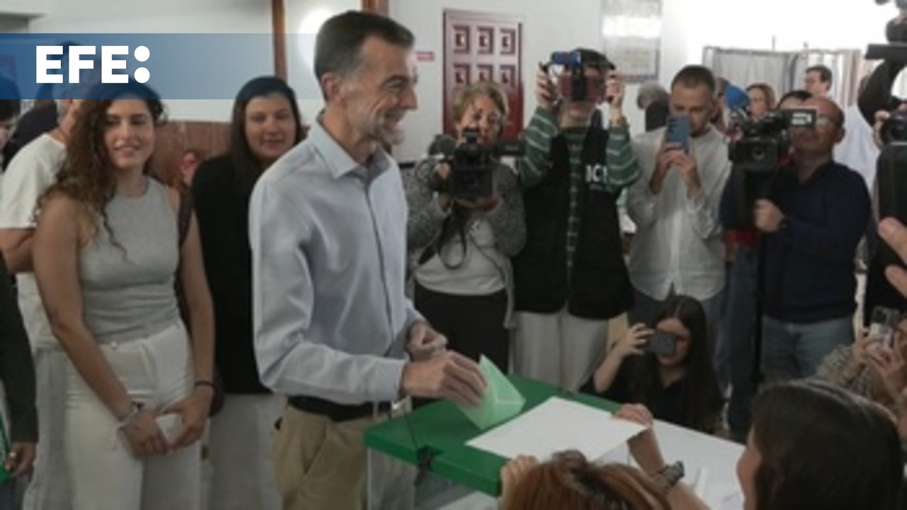 Maíllo (Por Andalucía), primer candidato en votar, lo hace en Sevilla