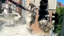 Esenyurt'ta yıkım sırasında binanın çöktüğü anlar kamerada