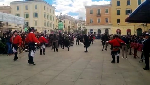 Cavalcata sarda, i Mamuthones e gli Issohadores di Mamoiada incantano Sassari
