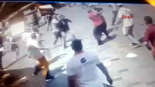Taksim'de gündüz vakti dehşet: Dönerciden kovulunca şantiyeden kazma alıp esnafa saldırdılar