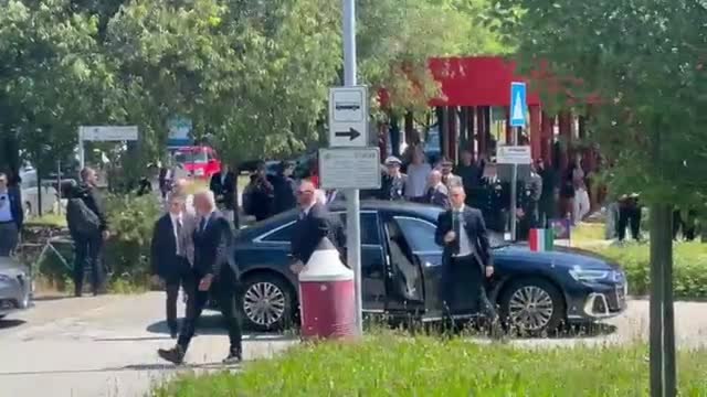 Il video dell'arrivo di Mattarella e Meloni all'ospedale di Modena: la visita ai feriti nella strage