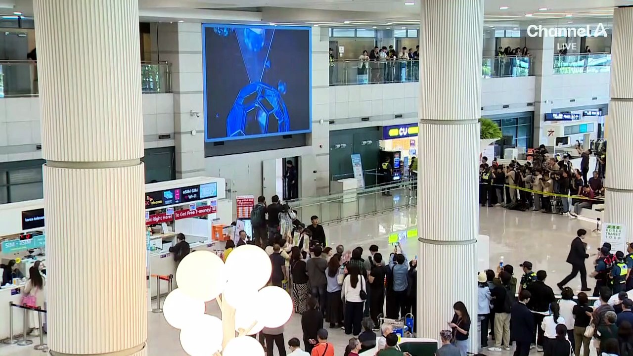 北 여자축구단 35명 입국…2분 만에 출발