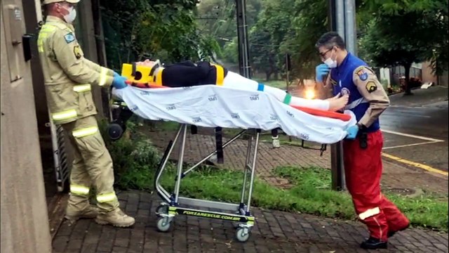Mulher é socorrida após cair de escada em residência no Cancelli