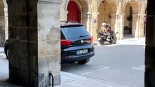 🚂 Il y a des rails incrustés dans les pavés de la Place des Vosges. Devant le numéro 5, sous les arcades.