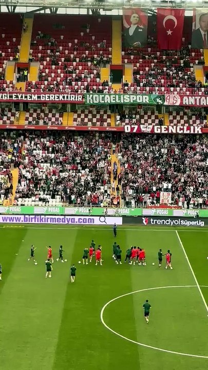 Antalyaspor - Kocaelispor maçı öncesi dostluk görüntüleri: Taraftarlar takımları tribüne çağırdı: