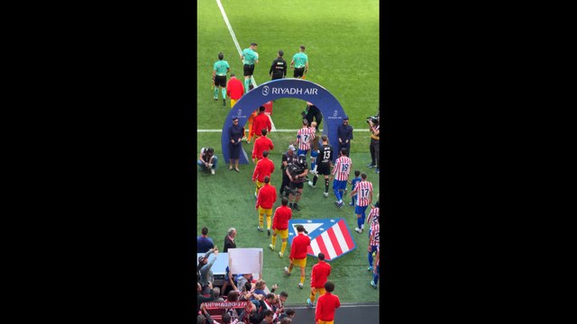 Así ha sido la salida de Griezmann al campo con su tifo y los aplausos | Atleti - Girona