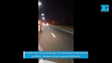 Un auto fue consumido por las llamas en la Autopista La Plata - Buenos Aires y provocó demoras