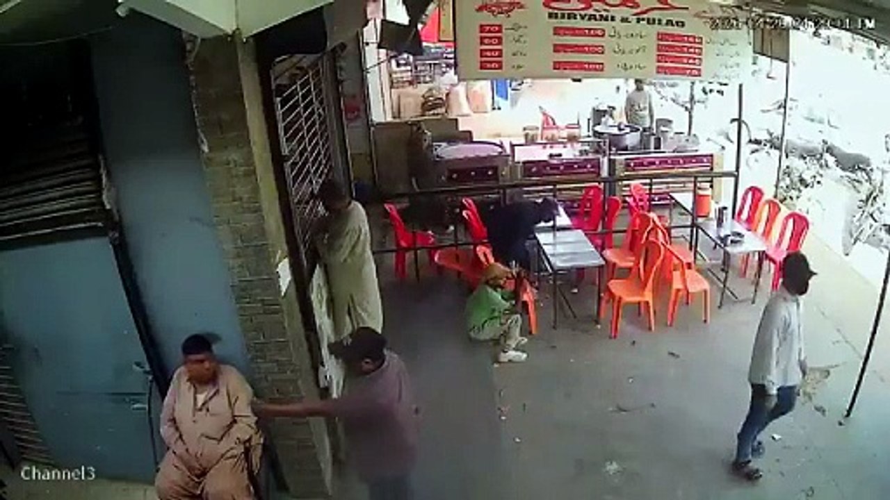 SHOCKING: Thieves Disarm Guard and Loot Harmain Biryani Karachi