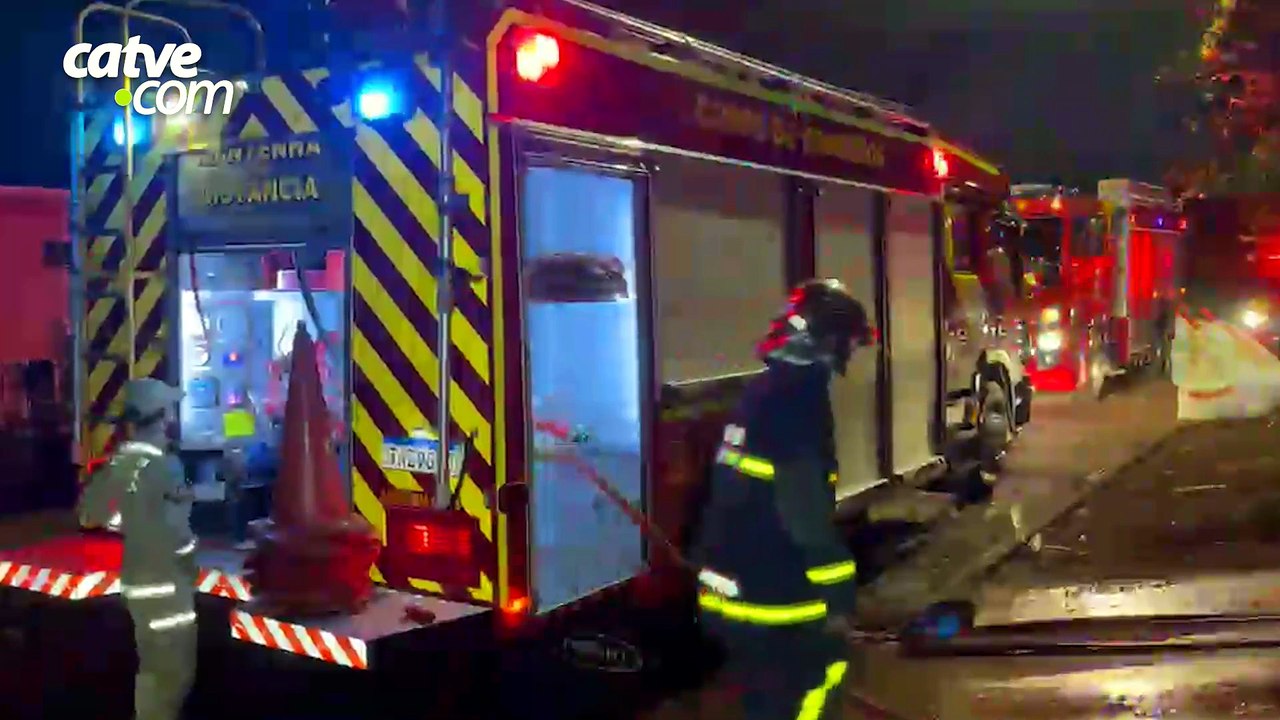 Incêndio destrói casa de madeira no bairro Neva em Cascavel