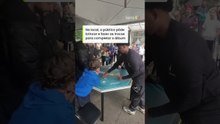Não importa a idade! Torneio de bafo com figurinhas da Copa movimenta a Avenida Paulista