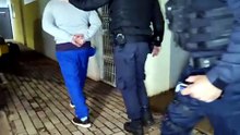 Homem é encaminhado à delegacia após ameaçar pessoas com simulacro de pistola