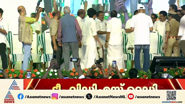 വിഡി സതീശന്‍ സത്യപ്രതിജ്ഞാ വേദിയില്‍; അലതല്ലി ആവേശം