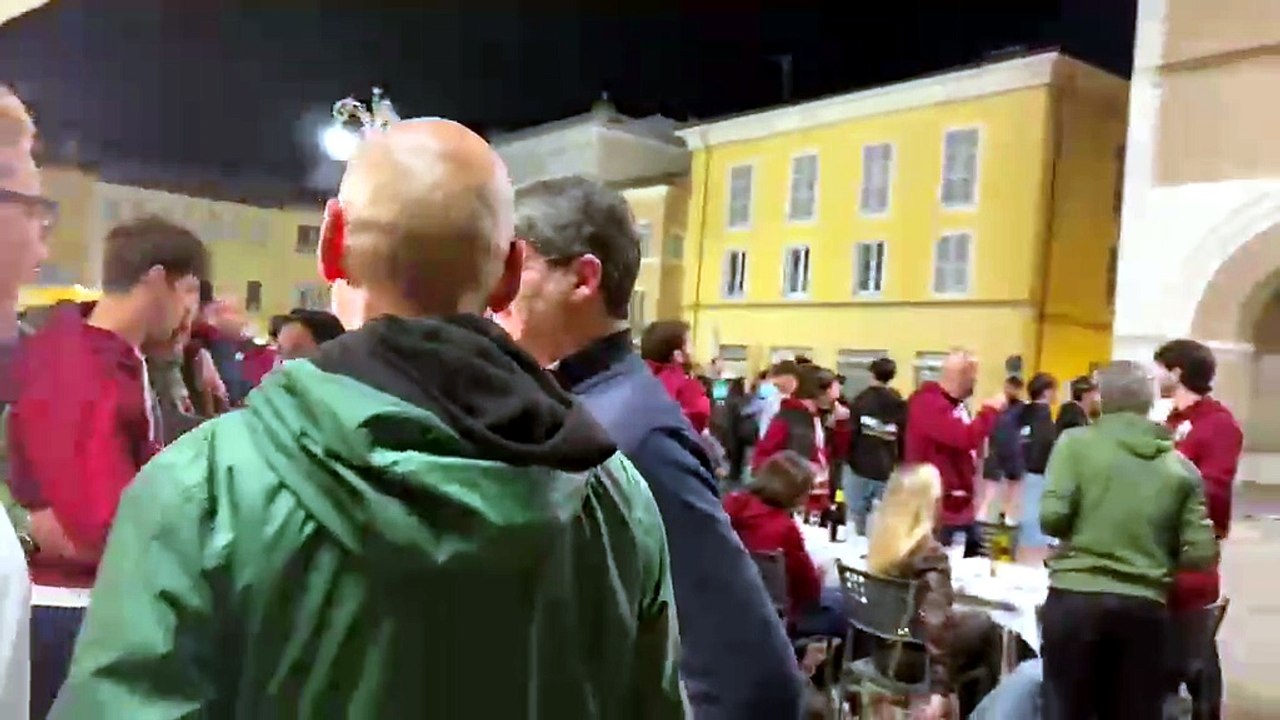 Fano, notte granata in piazza: cori, fumogeni e anche il vescovo alla festa dell’Alma