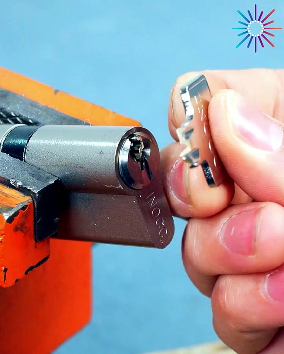 Free a stuck key with these tips! 🗝️🔧