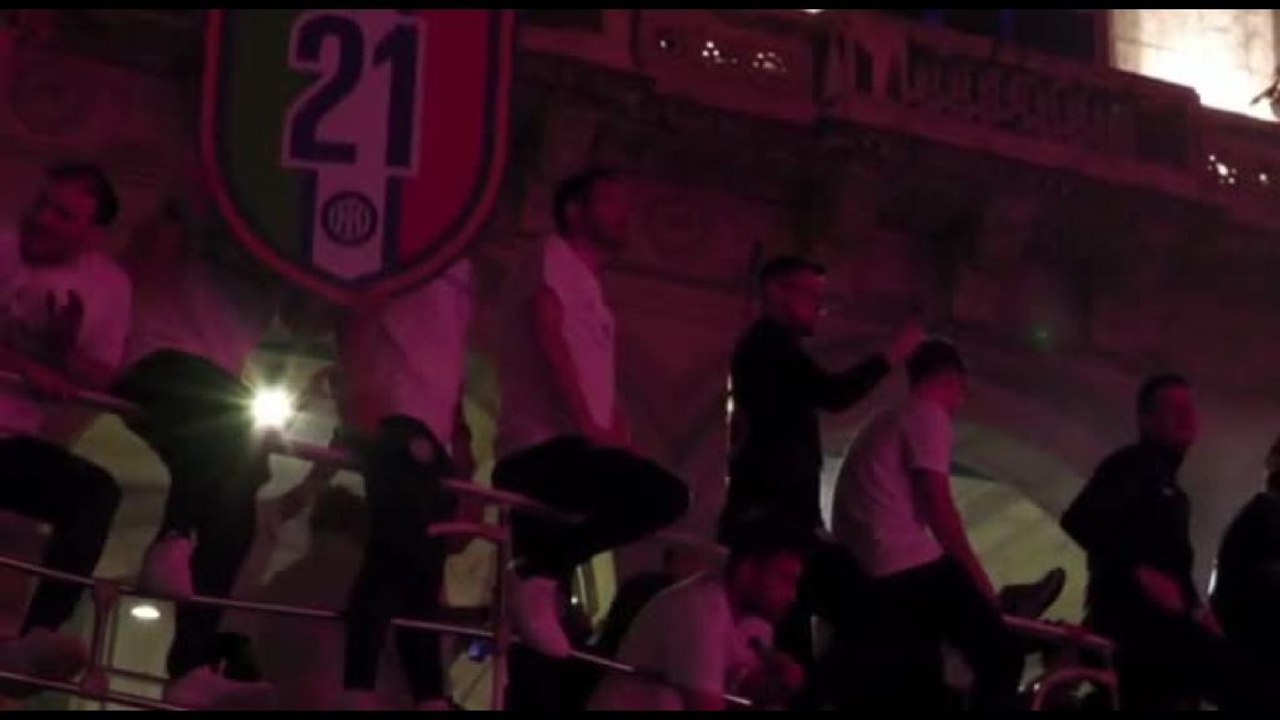 Milano, festa scudetto per l'Inter: giocatori sul bus scoperto