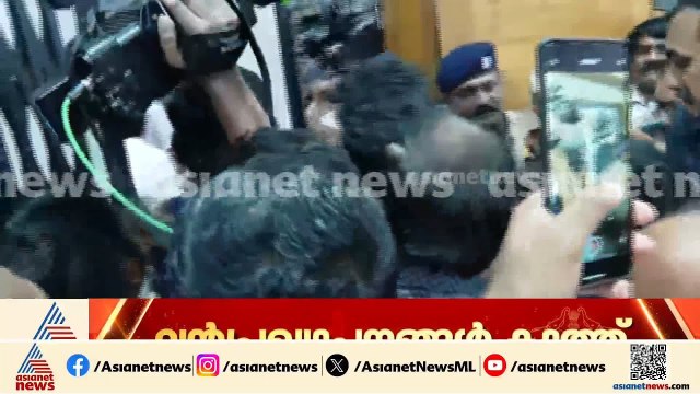 മുഖ്യമന്ത്രി കസേരയിൽ വി ഡി സതീശൻ; ഹസ്തദാനം നൽകി മുഹമ്മദ് ഷിയാസ്, ആവേശപൂർവ്വം സ്വീകരിച്ച് ജീവനക്കാർ