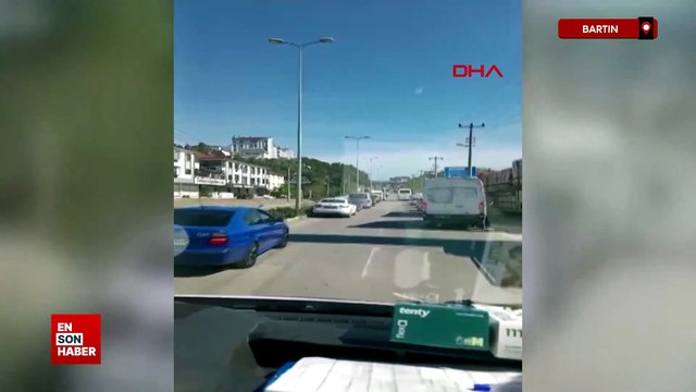 Bartın'da ambulansa fermuar sistemiyle yol verdiler