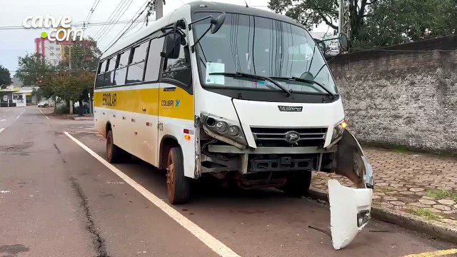 Ônibus escolar e carro e carro batem no Centro de Cascavel
