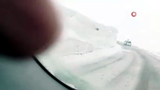 Erzurum-Tekman yolu Palandöken Geçidi'nde Mayıs ayında kar esareti